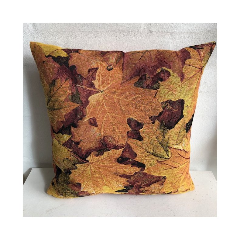 Pude i gobelin i mange gyldne farver med motiver af blade i efterrets farver.