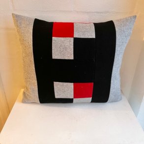 Pude ,sofapude , designpude i lille model med sort H.