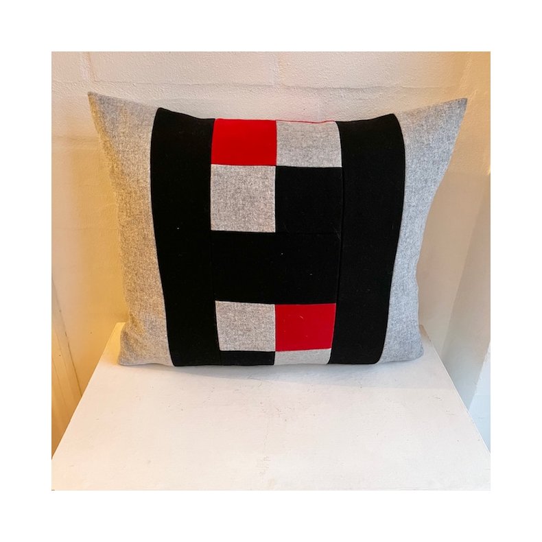 Pude ,sofapude , designpude i lille model med sort H.