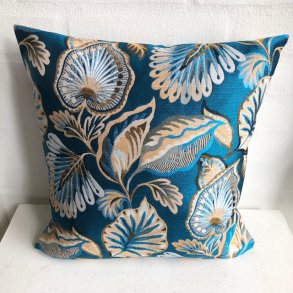Pude i gobelin med en Azur bl nrmest turkis bund med motiver af blade.