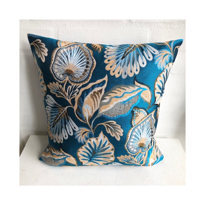 Pude i gobelin med en Azur bl nrmest turkis bund med motiver af blade.