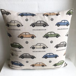 Pude/ sofapude /designpude i lyst beige stof med motiver af biler.