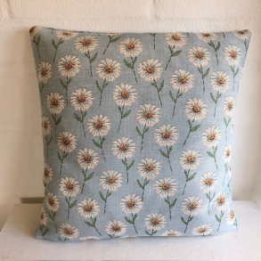 Pude/ sofapude  i gobelin stof med lys bl� bund og sm� Margueritter.