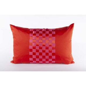 Designpude med flettede satinb�nd