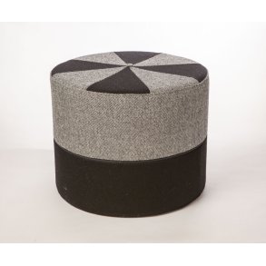 Puf i  sort/hvide farver i Kvadratstof. Puffen kan vendes da den er uden ben.