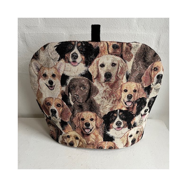 Luna teh�tten i gobelin med motiver af mange forskellige hunde.