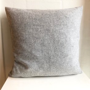 Designpude i ensfarvet lys gr� uld