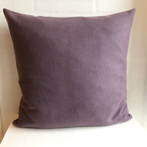 Designpude i ensfarvet lys lilla uld
