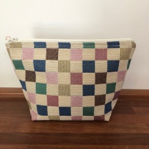 Kosmetikpung ,makeuptaske i kraftigt lyst stof og motiver af firkanter i mange farver