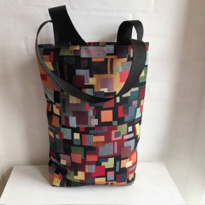 Shopping bag , mulepose  i gobelin med en sort bund og motiver af mange farvestrlende firkanter.
