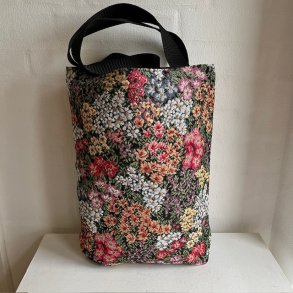 Shopping bag , mulepose i gobelin med sort bund og motiv af forskellige farvestr�lende blomster.