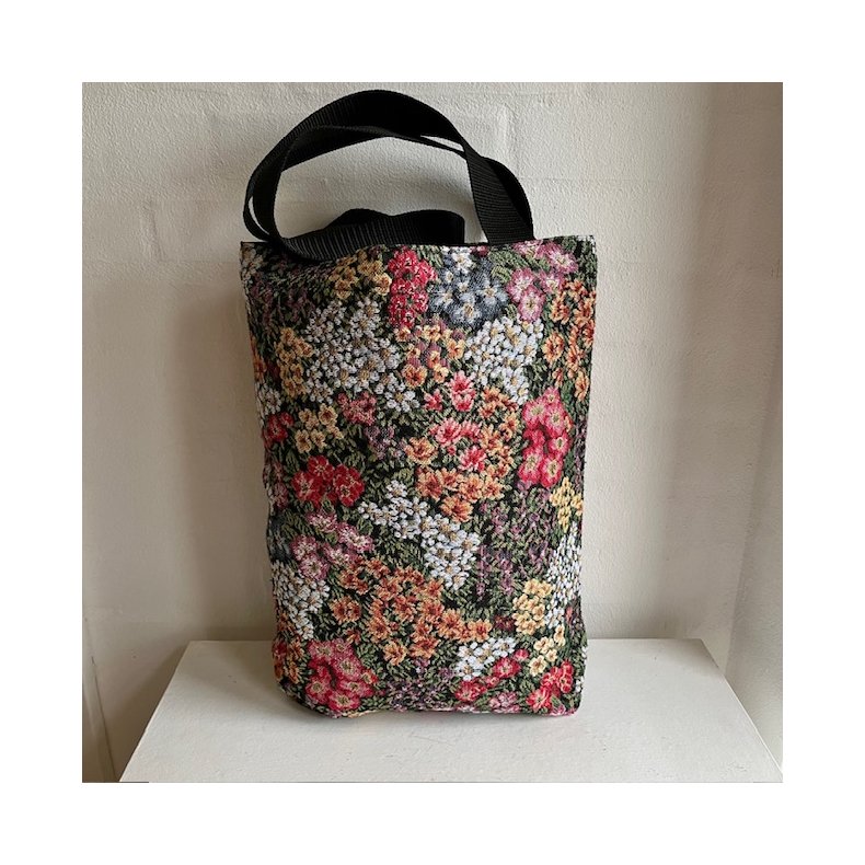 Shopping bag , mulepose i gobelin med sort bund og motiv af forskellige farvestr�lende blomster.