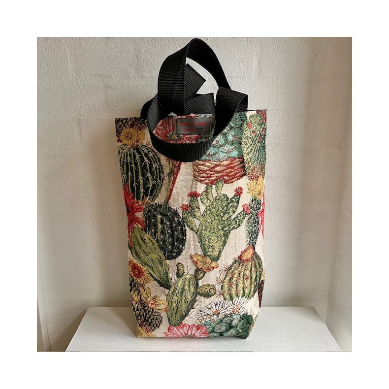 Shopping bag , mulepose , indk�bsnet i en lys beige gobelin med motiver af kaktusser.