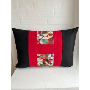 Pude , sofapude , designpude med sorte uldsider og rr�dt H oga� i uld og m�nstret gobelin i midten.