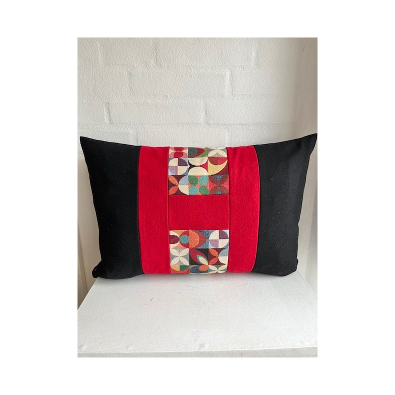 Pude , sofapude , designpude med sorte uldsider og rr�dt H oga� i uld og m�nstret gobelin i midten.