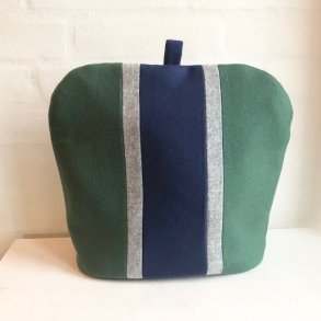 Tehtte i grn uld med en bred stribe i bl uld og to smalle striber i lys gr uld.