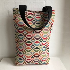 Shopping bag , net , indkbstaske i beige gobelin med striber og mnster i mange farver.