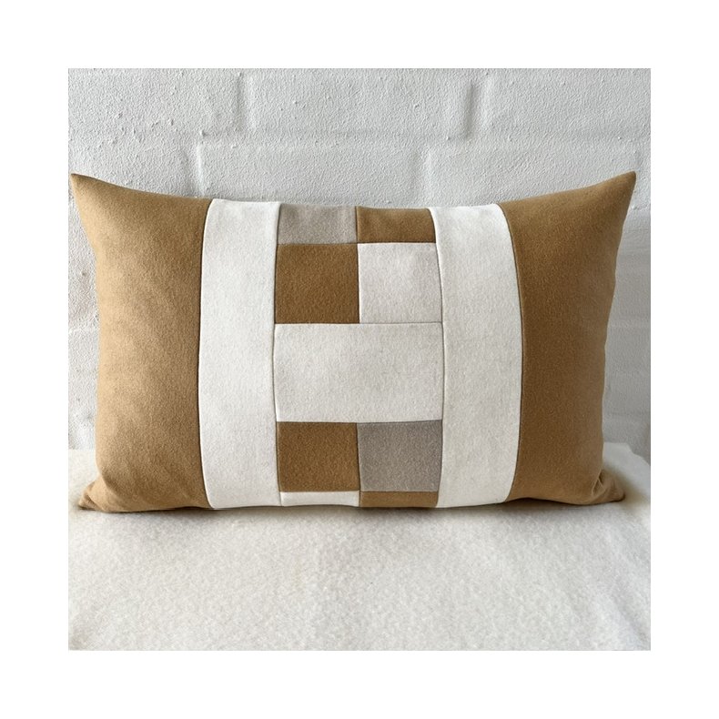  Pude , sofapude , designpude i beige uld med H .