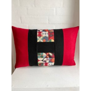 Pude , sofapude , designpude med r�d uld i siderne og sort H i uld og m�nstret gobelin i midten