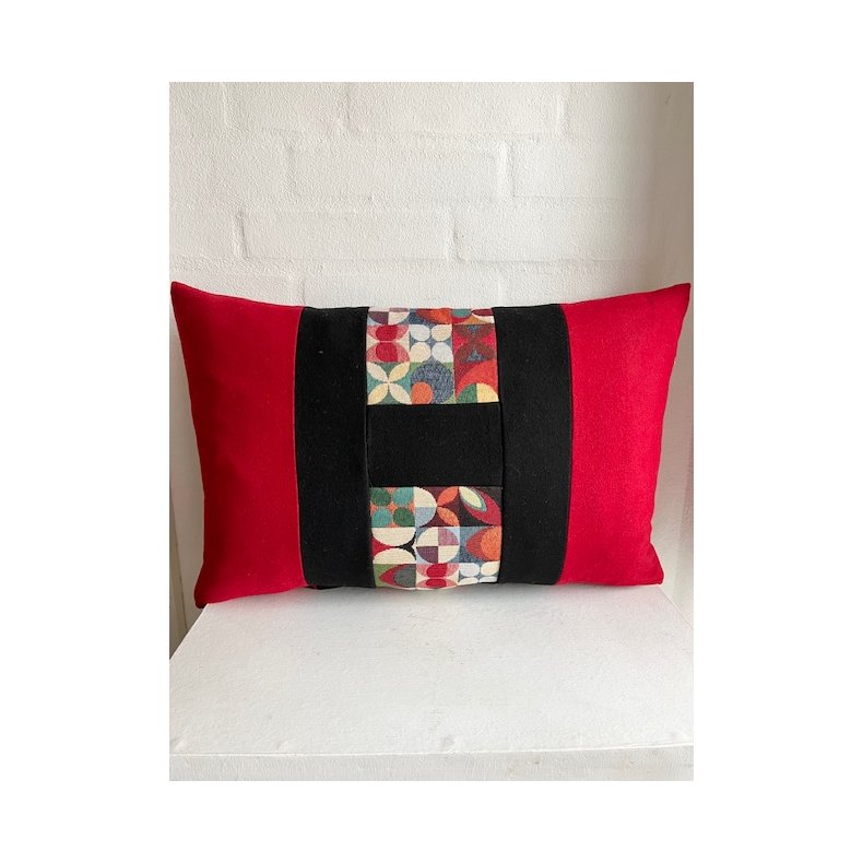 Pude , sofapude , designpude med r�d uld i siderne og sort H i uld og m�nstret gobelin i midten