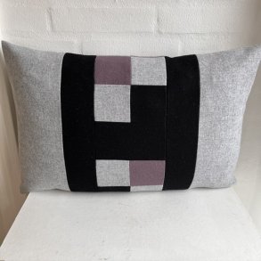 Pude , sofapude designpude i gr� uld og med sort H og ny lilla farve.