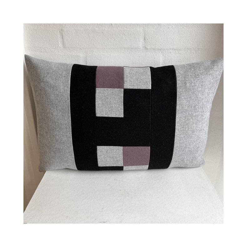 Pude , sofapude designpude i gr� uld og med sort H og ny lilla farve.