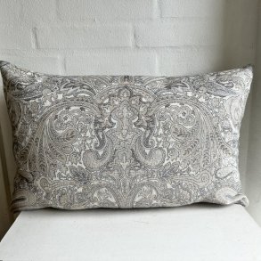 Pude , sofapude , designpude i kraftigt stof i gr� , beige og lyse farver.