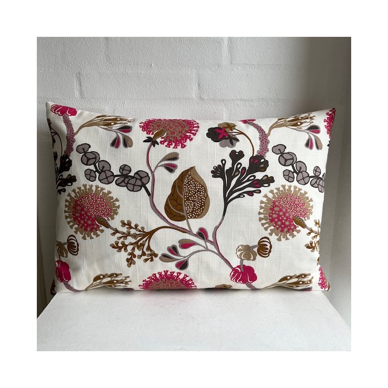 Pude , sofapude, designpude med hvid bund og farvestr�lende blomster.