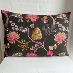 Pude , sofapude , designpude i bomuld og polyester med en brun bund og farvestr�lende blomster.