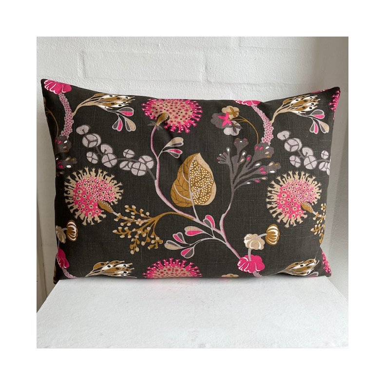 Pude , sofapude , designpude i bomuld og polyester med en brun bund og farvestr�lende blomster.