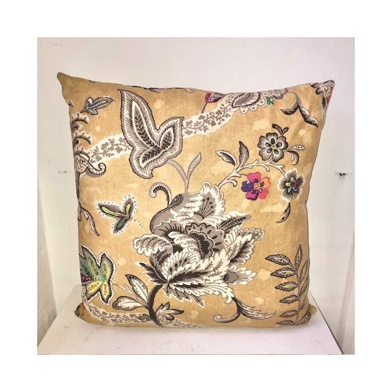 Pude , designpude i en blanding af hr og viskose med en bund i karrygul farve. 50x50cm