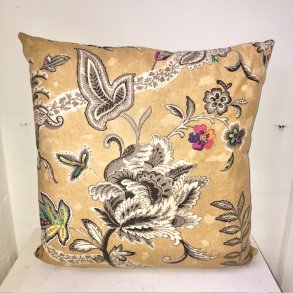 Pude , sofapude , designpude i hr og viskose i karrygul med motiv med mange farver. 45x45cm