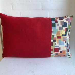 Pude i r�d uld med lys gobelin i den ene side.