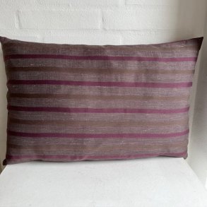Pude , sofapude , designpude i et stof med brede og smalle striber i lyngfarver, lilla og brun.