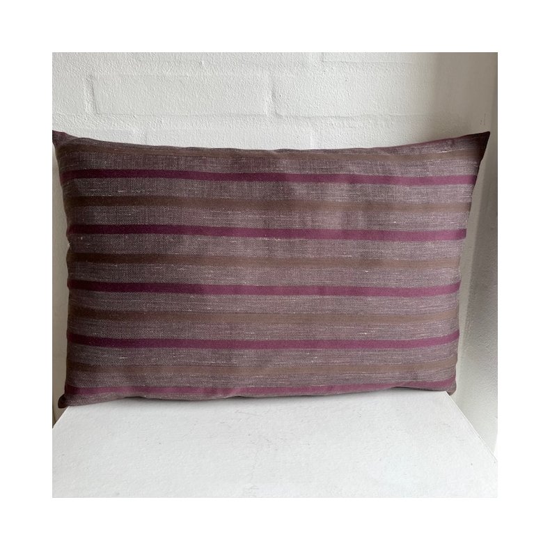 Pude , sofapude , designpude i et stof med brede og smalle striber i lyngfarver, lilla og brun.