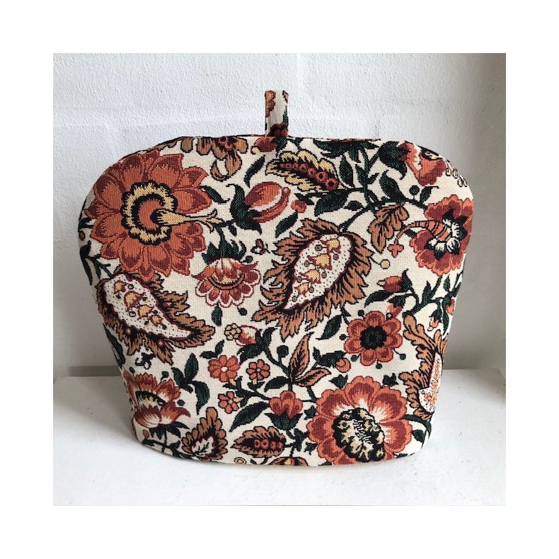 Tehtte , tevarmer i gobelin med lys bund med mnster i retro stil med orange blomster.