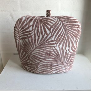 Tehtte , tevarmer i et offwhite stof med rosa blade, som er fremhvede.