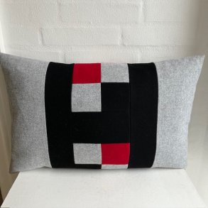 Pude , sofapude , designpude i uld med sort H og gr� sider.