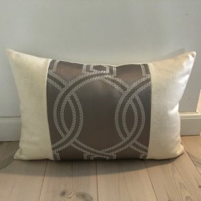 Pude/ sofapude/ designpude i stof med v�vet m�nster og uld i offwhite.