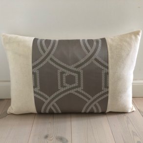 Pude / sofapude/ designpude i stof med v�vet m�nster og uld i offwhite.