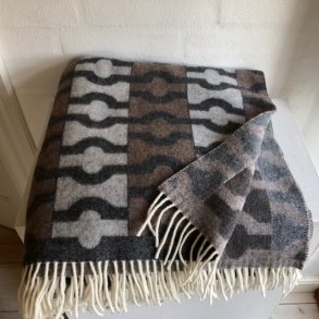 Uldplaid med flot motiv i m�rkebrun, gr� og m�rkegr�.