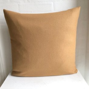 Designpude i ensfarvet lys brun uld