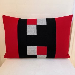 H-pude med r�de sider og sort H i 100% uld.