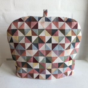 Tehtte i gobelin i pastel farver med motiver af firkanter og trekanter.