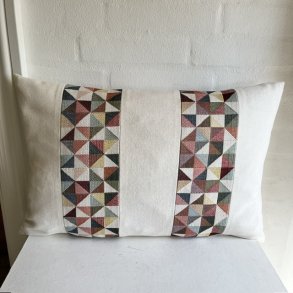 Pude , sofapude , designpude i offwhite uld med striber af gobelin i pastel farver.
