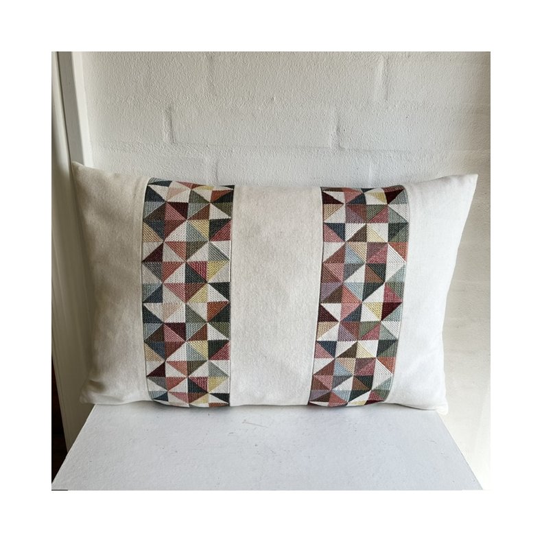 Pude , sofapude , designpude i offwhite uld med striber af gobelin i pastel farver.