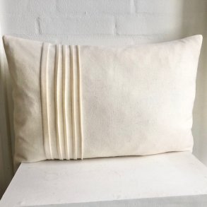 Sofapude / pude / designpude i offwhite uld med l�g i den ene side..