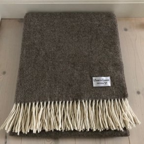 Plaid / tppe i beige recycled uld med lyse frynser.