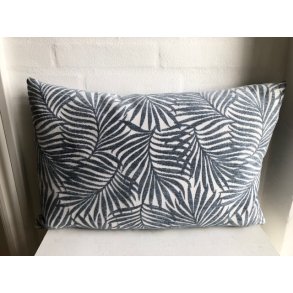 Pude med en lys bund med blade i en sart bl� nuance.