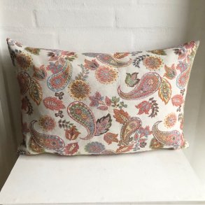 Pude , designpude , sofapude  i lys gobelin med paisley m�nster i pastelfarver.